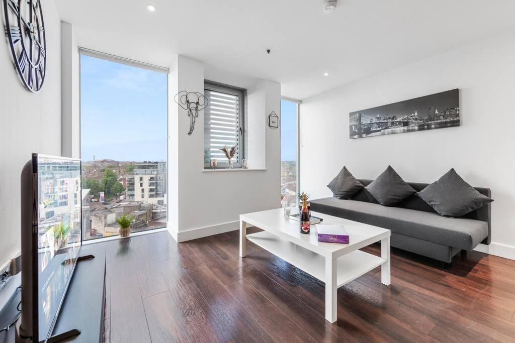 One Bedroom Flat In Bp106 London