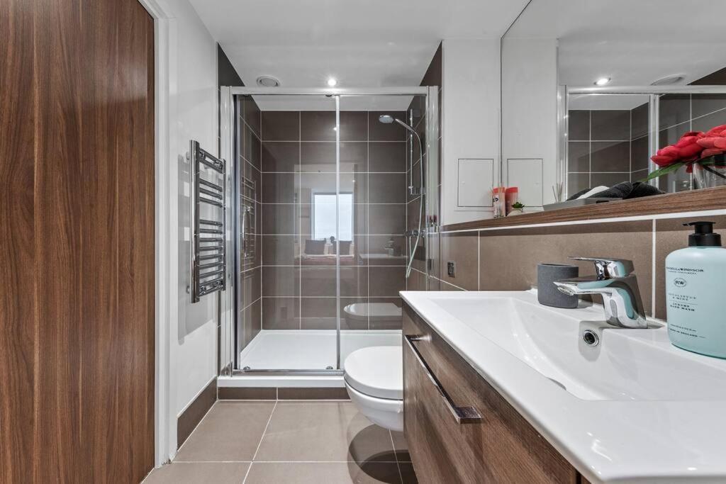 One Bedroom Flat In Bp106 Apartment London